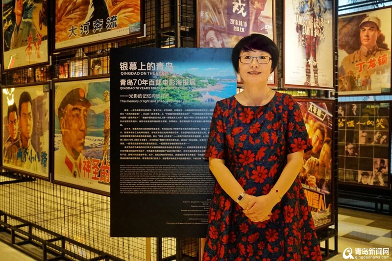 青岛大姨收藏70年间百余幅电影海报 还在万象城办展