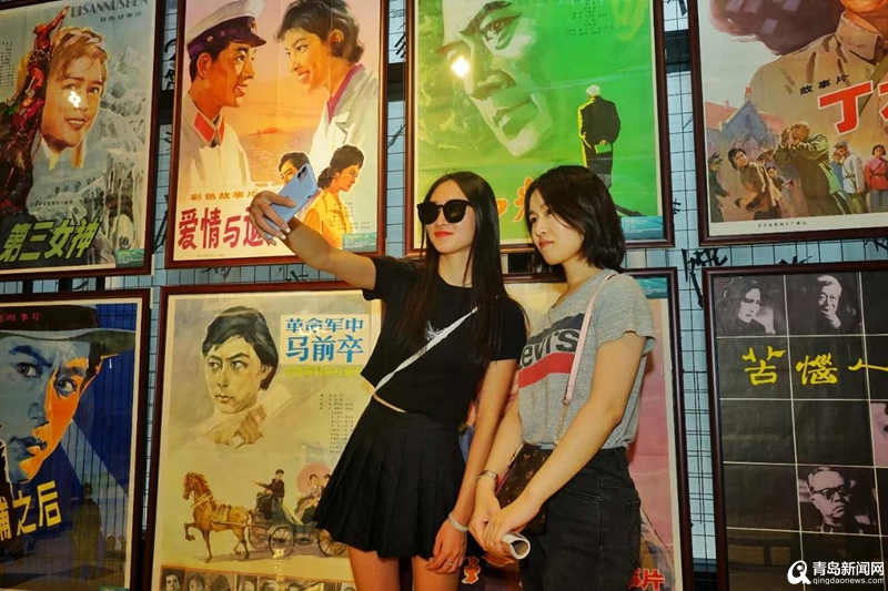 青岛大姨收藏70年间百余幅电影海报 还在万象城办展