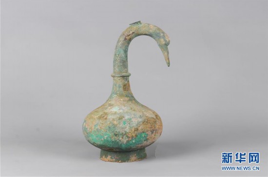 （文化视点·听文物讲故事·图文互动）（1）鹅首曲颈青铜壶内液体：实锤了，是西汉古酒 