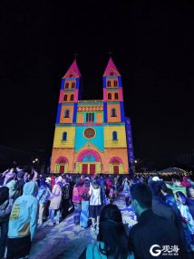 <b>摆摊人赚“大”了，咖啡店变忙了…青岛百年教堂“新衣秀”点亮夜经济！</b>