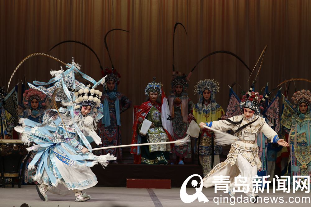 “时尚青岛·青岛有戏”高端京剧演出举行 京剧名家献艺
