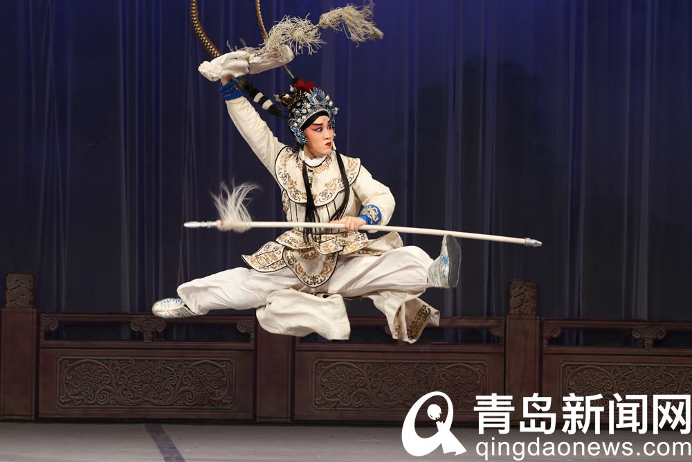 “时尚青岛·青岛有戏”高端京剧演出举行 京剧名家献艺