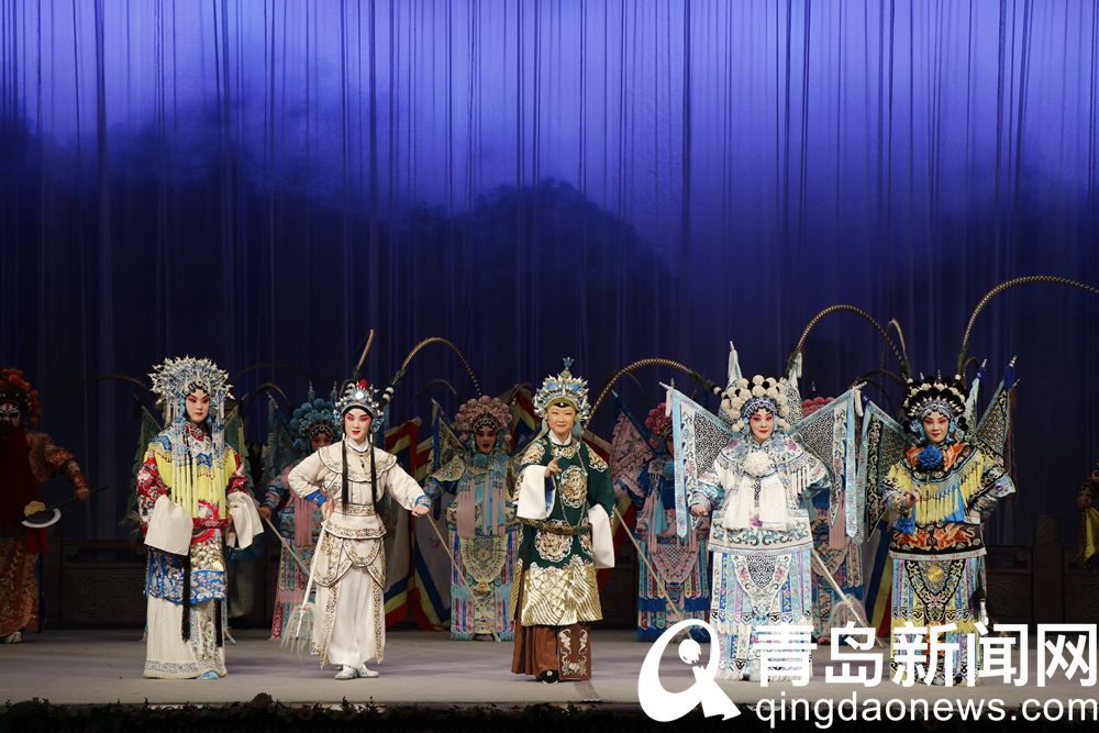 “时尚青岛·青岛有戏”高端京剧演出举行 京剧名家献艺
