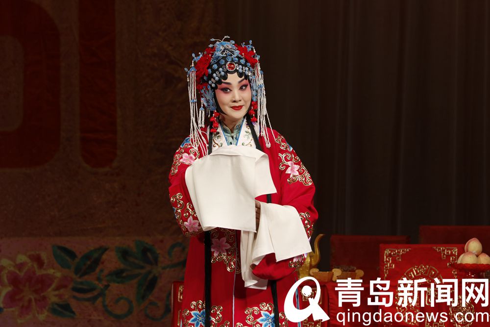 “时尚青岛·青岛有戏”高端京剧演出举行 京剧名家献艺