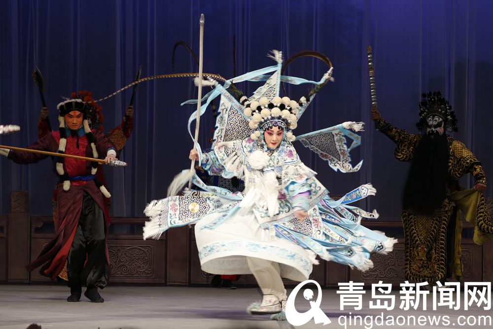 “时尚青岛·青岛有戏”高端京剧演出举行 京剧名家献艺