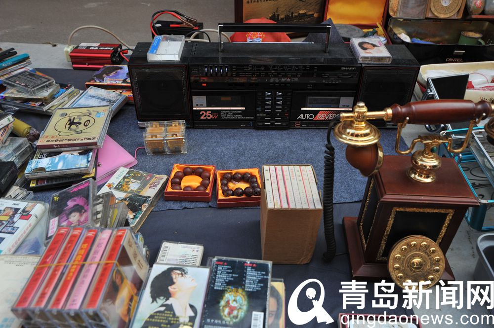 青岛昌乐路文化艺术品大集 流行于80年代的手工艺术品受青睐