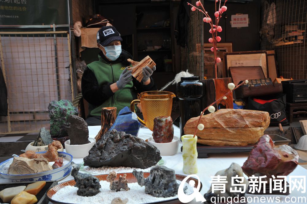 青岛昌乐路文化艺术品大集 流行于80年代的手工艺术品受青睐