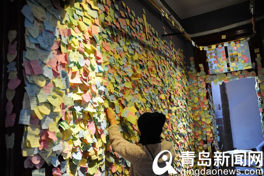 青岛街拍：浙江路上一家书店 那里有个心愿小屋