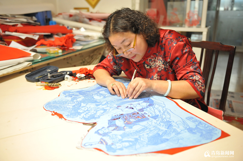 青岛大姨50岁学艺 一手剪纸绝活 作品被泰国展馆收藏