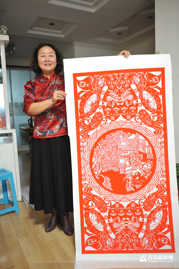 青岛大姨50岁学艺 一手剪纸绝活 作品被泰国展馆收藏