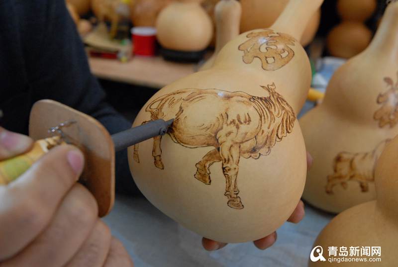 以葫芦为纸烙铁为笔 青岛民间艺人绘制＂牛＂葫芦迎新春