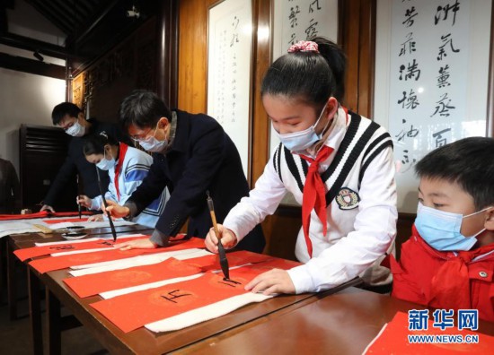 江苏苏州：倡导就地过年 乐享园林“年味”