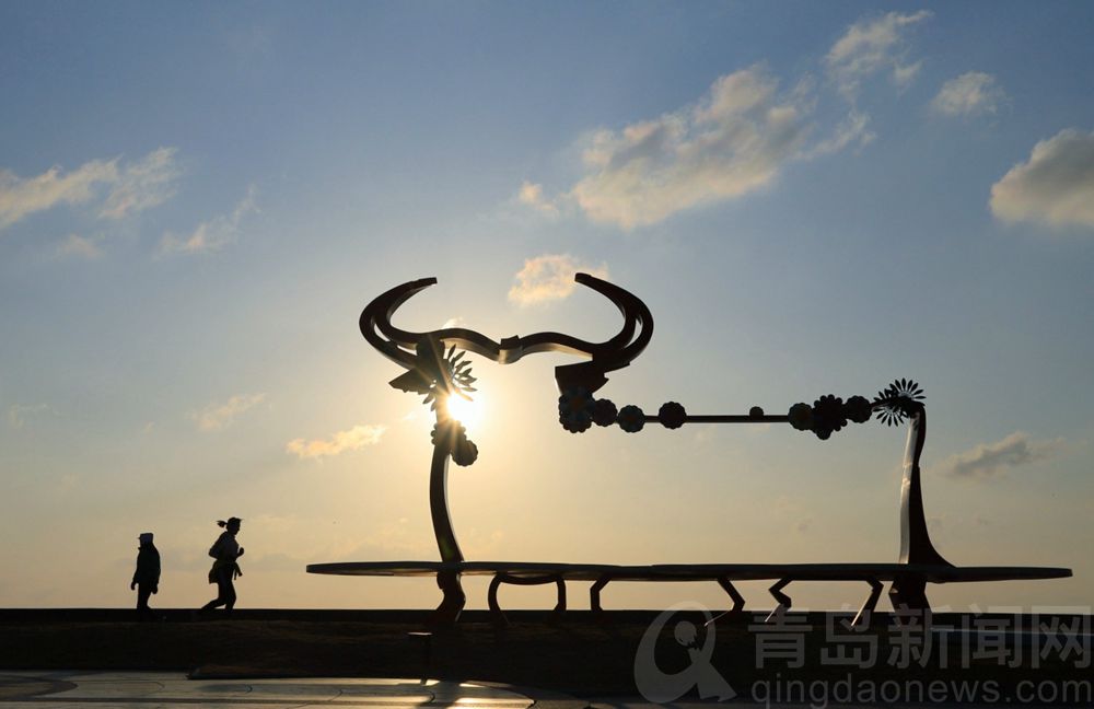 青岛雕塑园展出一批“牛”雕塑 吸引市民来打卡