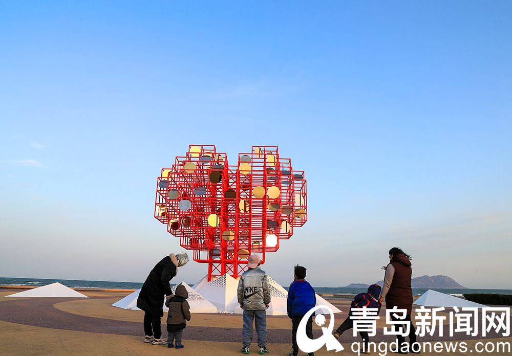 “山海情深爱心汇聚” 青岛西海岸城市阳台这座新雕塑你打卡了吗