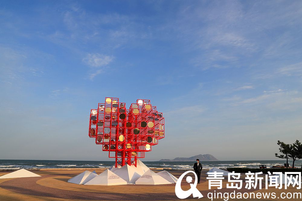 “山海情深爱心汇聚” 青岛西海岸城市阳台这座新雕塑你打卡了吗
