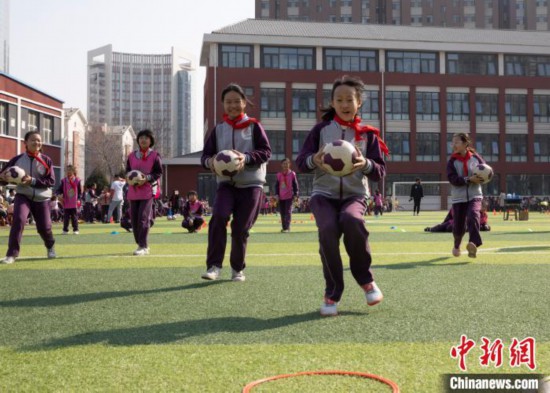 女孩参与趣味足球游戏。　杨迪 摄