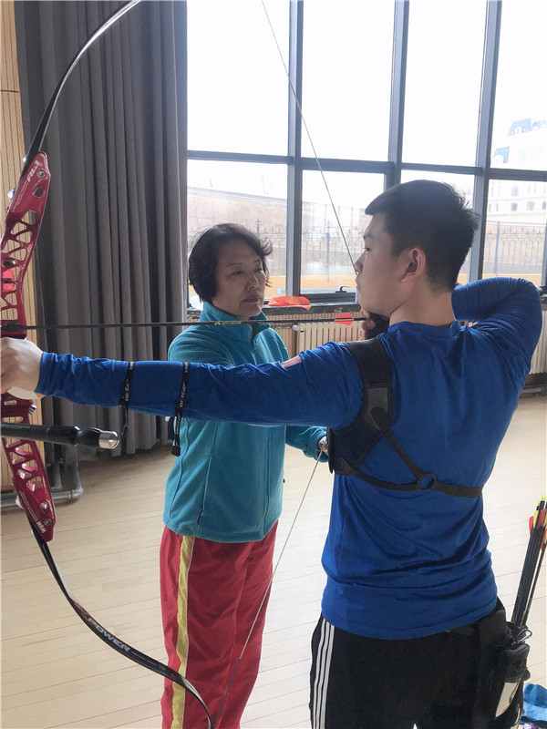 射箭冠军背后的青岛名师 教练曲月锋扎根基层三十三年　张娟娟、王大鹏都是她的爱徒