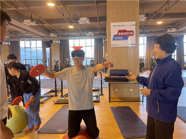 射箭冠军背后的青岛名师 教练曲月锋扎根基层三十三年　张娟娟、王大鹏都是她的爱徒