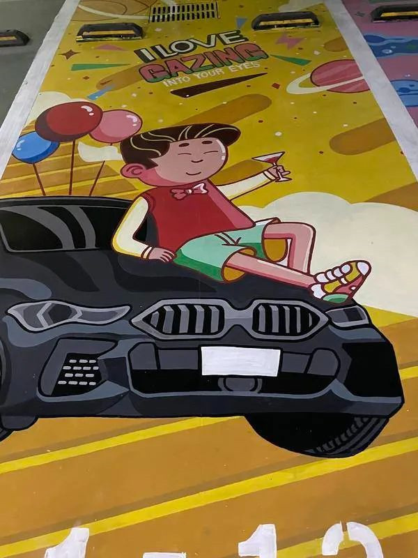 青岛多个小区私家车位现个性涂鸦 原来是他们画的…