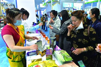 上合博览会举行市民开放日 各国特色食品最受欢迎