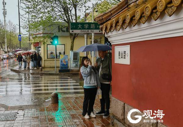 挡不住的青岛网红墙！游客冒雨来“打卡”