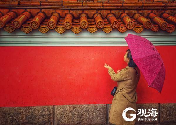挡不住的青岛网红墙！游客冒雨来“打卡”