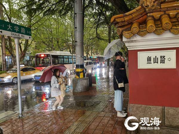 挡不住的青岛网红墙！游客冒雨来“打卡”