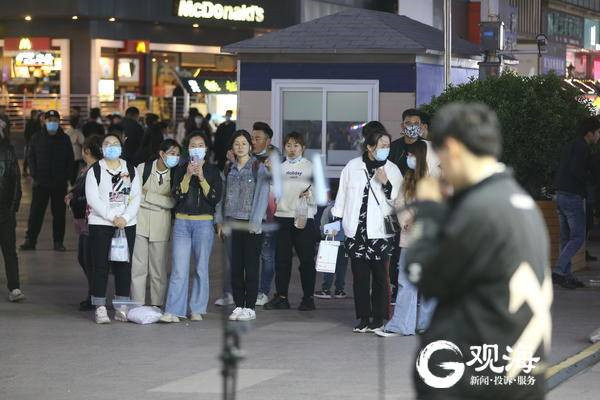 看电影、吃火锅、逛夜市…青岛市民畅享小长假最后一天