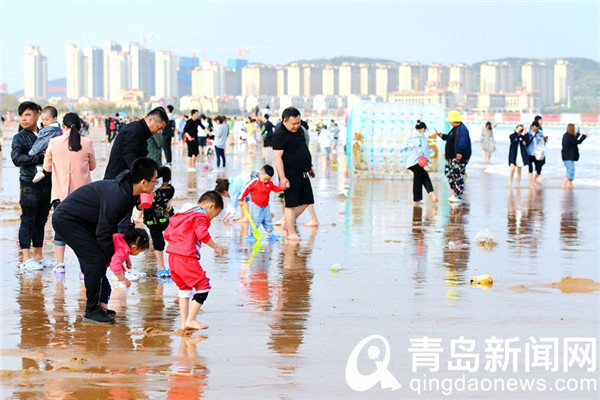 享受阳光拥抱大海 假日金沙滩人们玩得嗨