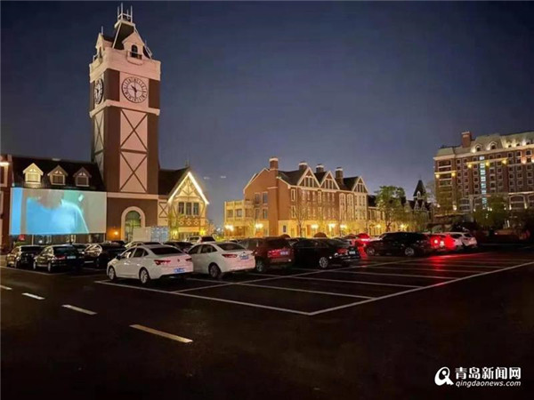 感受全新观影体验 青岛首家露天汽车影院开业了
