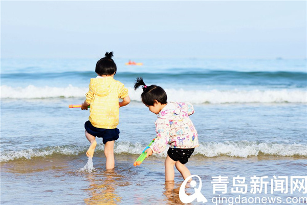 阳光沙滩还有凉爽的风 五月的青岛海滨游人打卡忙