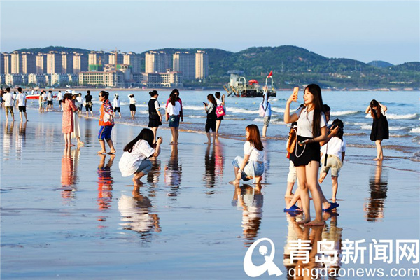 阳光沙滩还有凉爽的风 五月的青岛海滨游人打卡忙