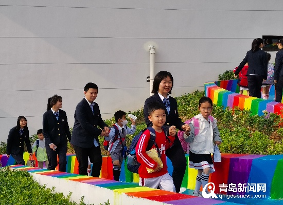 别人家的学长学姐!历时两个月手绘七彩＂非常大道＂献礼六一