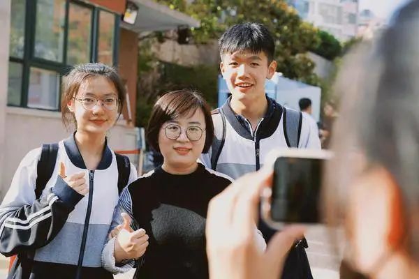 心想事“橙”、金榜高“粽”！高三最后一课，有温情暖暖有豪情万丈……