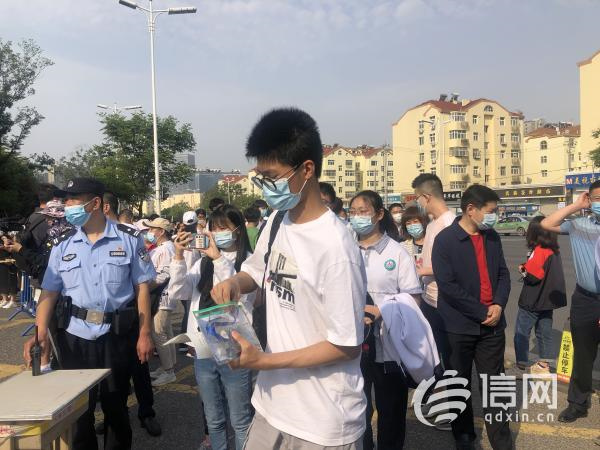 家长抱葵花老师穿红衣 青岛3.7万名高考考生上场