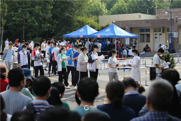 孩子走进考场后 微笑的妈妈忽然落泪了…2021高考青岛考点实拍