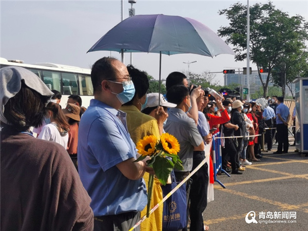 少年们冲呀!家长穿旗袍送考 同窗拉红幅助威