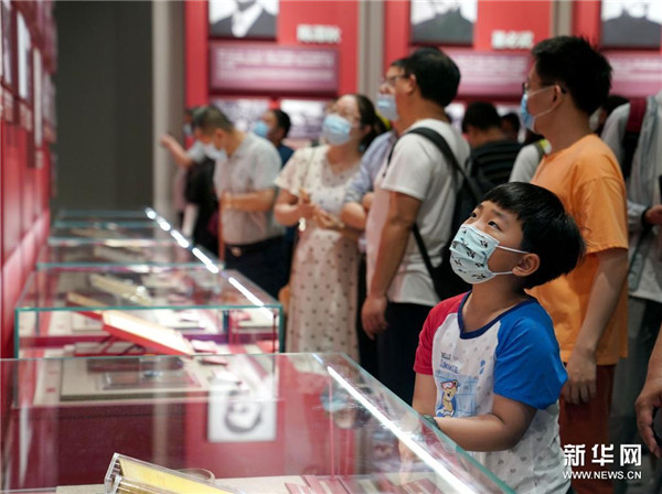 上海:中共一大纪念馆迎开馆后首个周末参观热潮