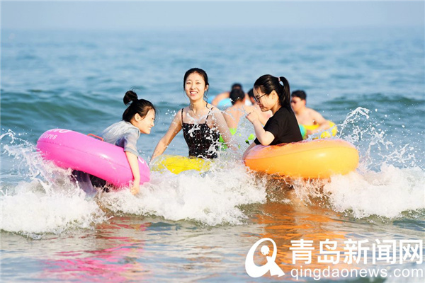 美丽的青岛欢乐的海滨 实拍盛夏金沙滩海水浴场