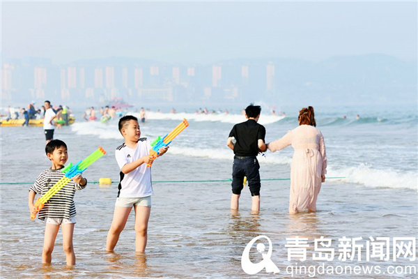 美丽的青岛欢乐的海滨 实拍盛夏金沙滩海水浴场