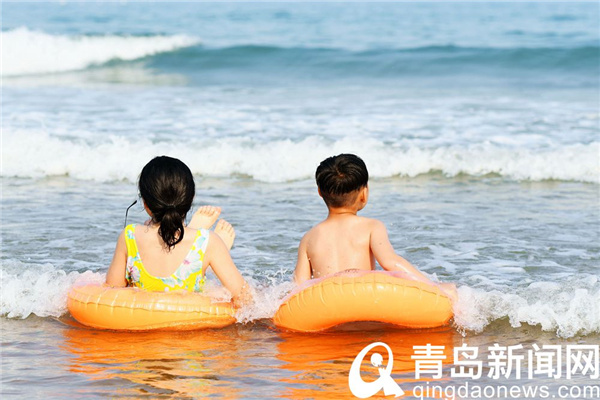 美丽的青岛欢乐的海滨 实拍盛夏金沙滩海水浴场