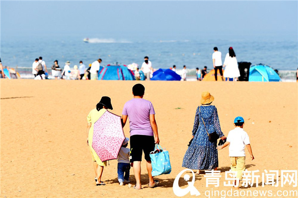 美丽的青岛欢乐的海滨 实拍盛夏金沙滩海水浴场