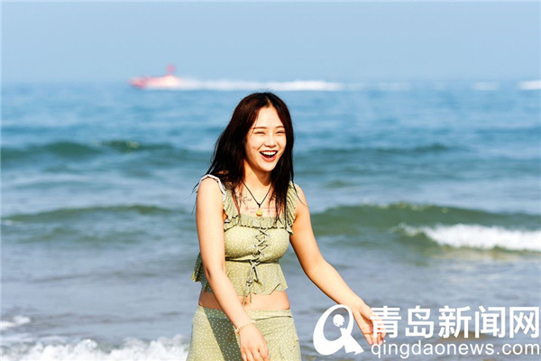 美丽的青岛欢乐的海滨 实拍盛夏金沙滩海水浴场