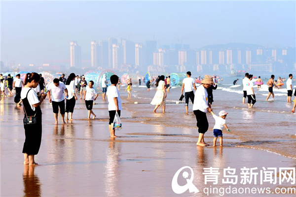 美丽的青岛欢乐的海滨 实拍盛夏金沙滩海水浴场