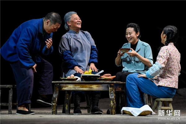 脱贫攻坚题材大型原创话剧《情系贺兰》在银川上演