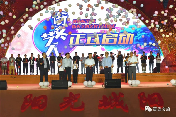 岛城街头艺演渐入“最佳档期”，环境优势吸引外来艺人