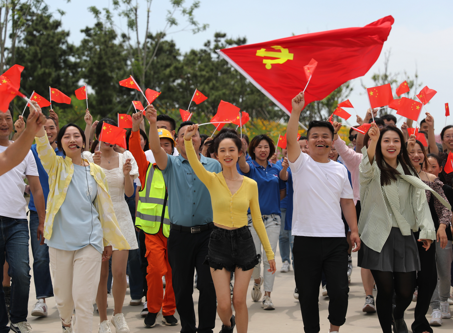 唱支山歌给党听，百年征程入画卷！庆祝建党100周年大型快闪《江山》发布