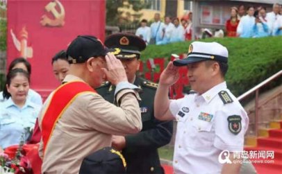 青岛第三离职干部休养所举行“光荣在党50年”纪念章颁发仪式