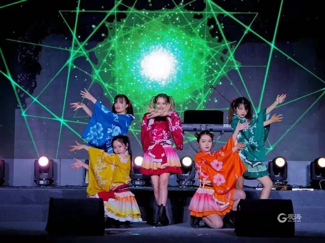 光影秀、花车巡游、音乐酒吧、网红美食……青岛步行街开启夏日狂欢
