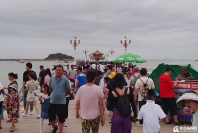青岛旅游旺季来了！栈桥游客又鼓了！